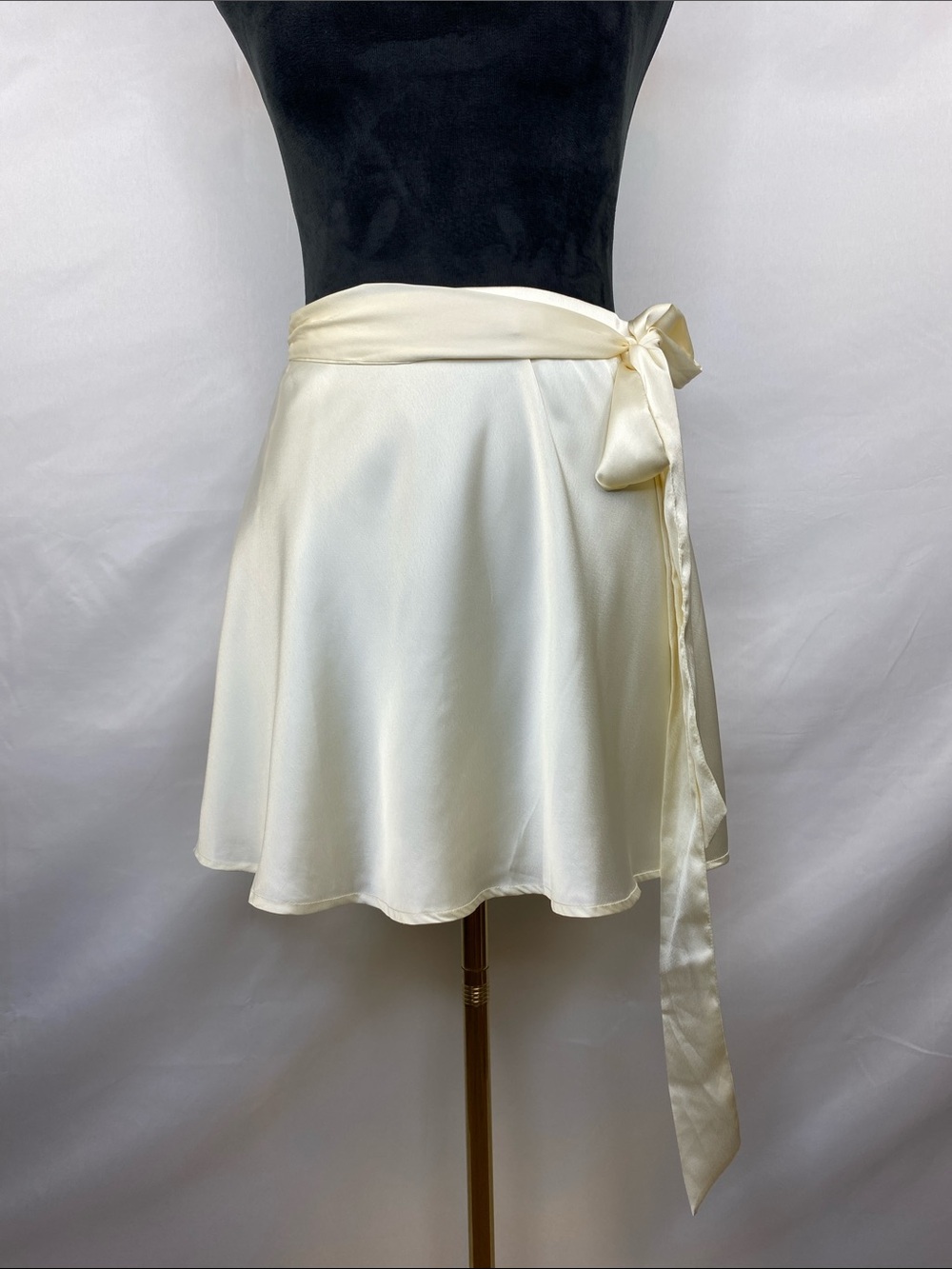 Reclaimed Vintage Balletcore Ivory Satin Wrap Mini Skirt Tie Waist Size US 4